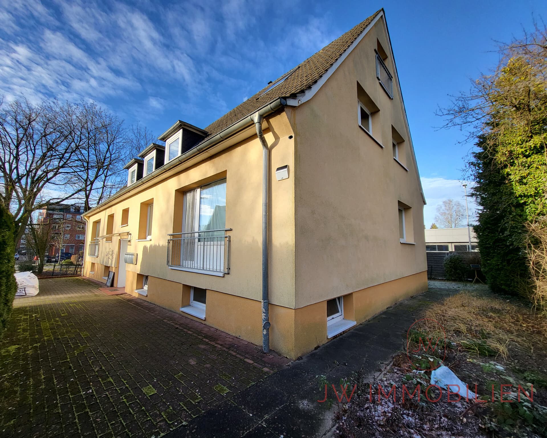 Lukratives Mehrfamilienhaus mit 4 gepflegten Eigentumswohnungen & 4 Garagen voll vermietet